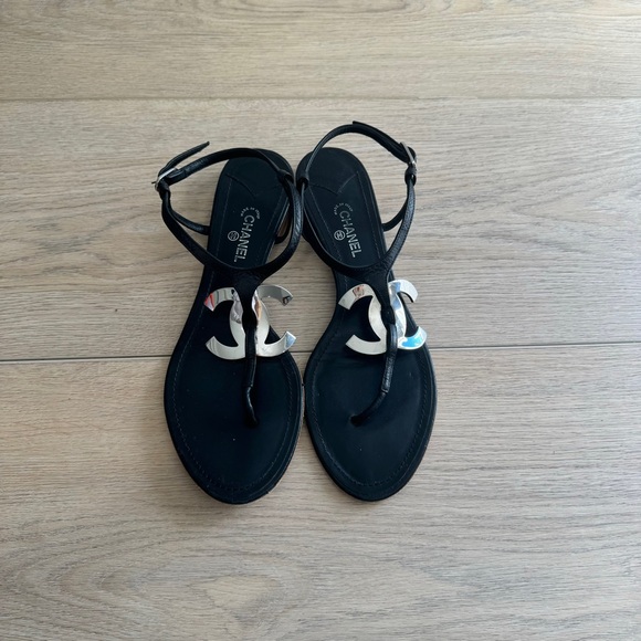 Chanel Oversized CC Logo Black Leather Thong Sandals Size 41 / US 11 - Picture 1 of 9